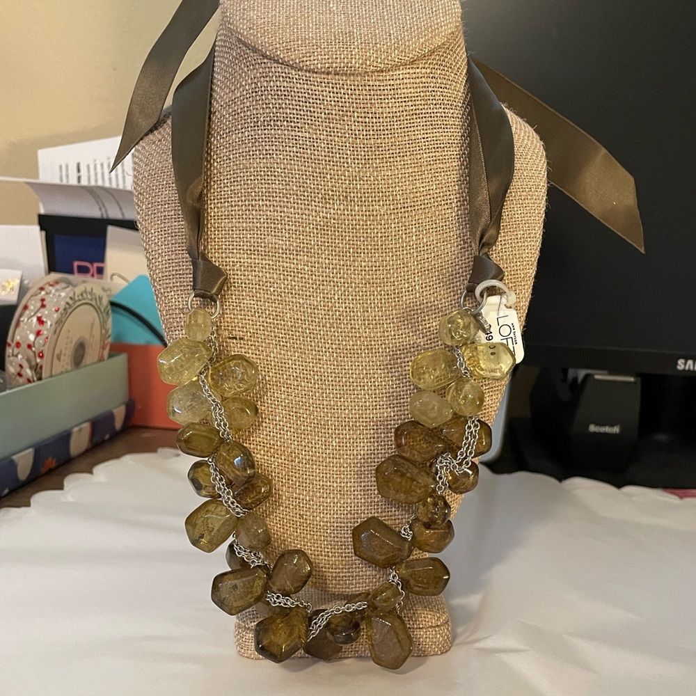 🏝️Big $10 Sale!🏝️Ann Taylor LOFT Ombre Olive Green Stone Necklace